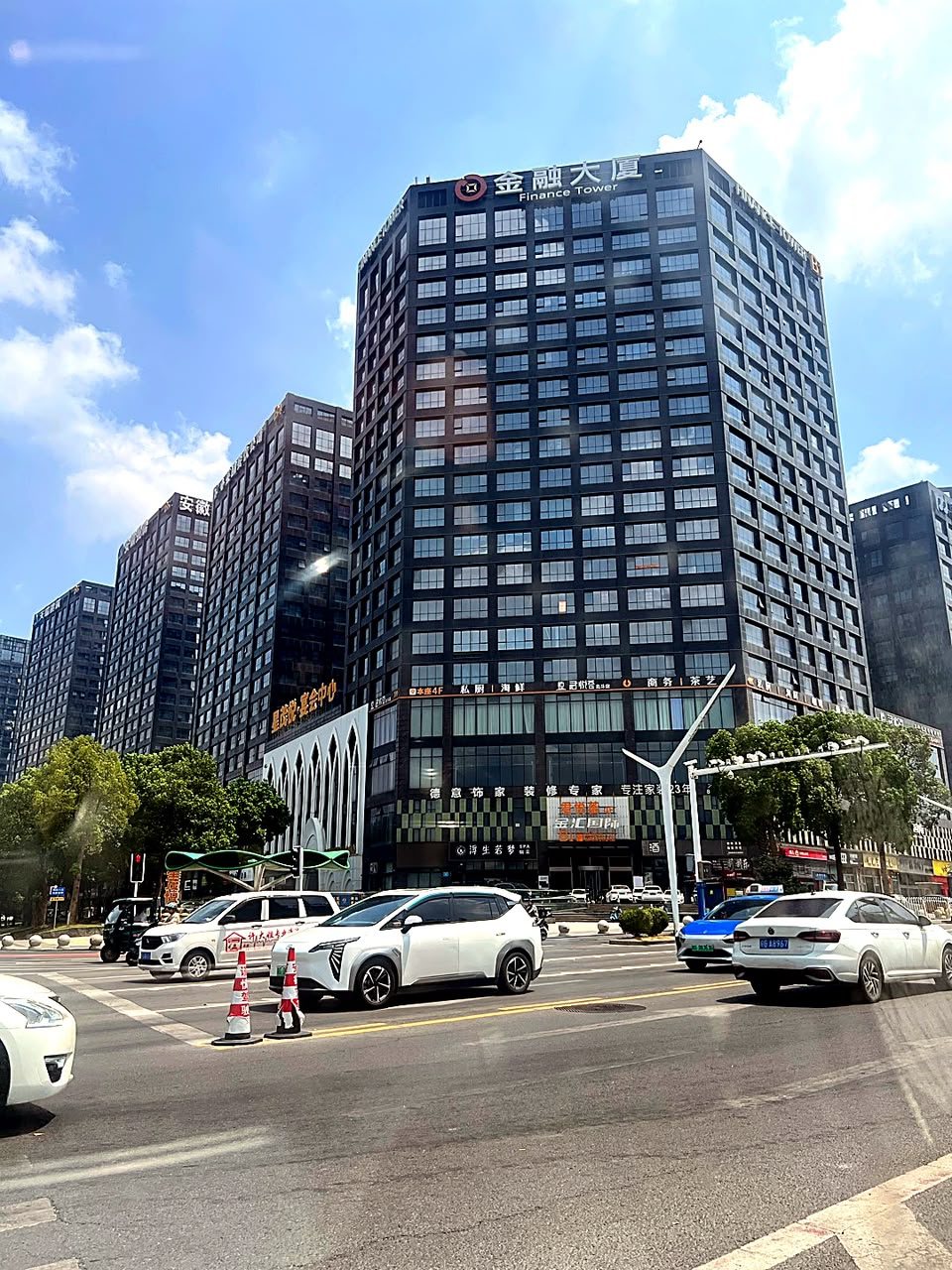 Finance Tower, edifício onde fica o escritório da Tongling Taolian, em Tongling, província de Anhui, China