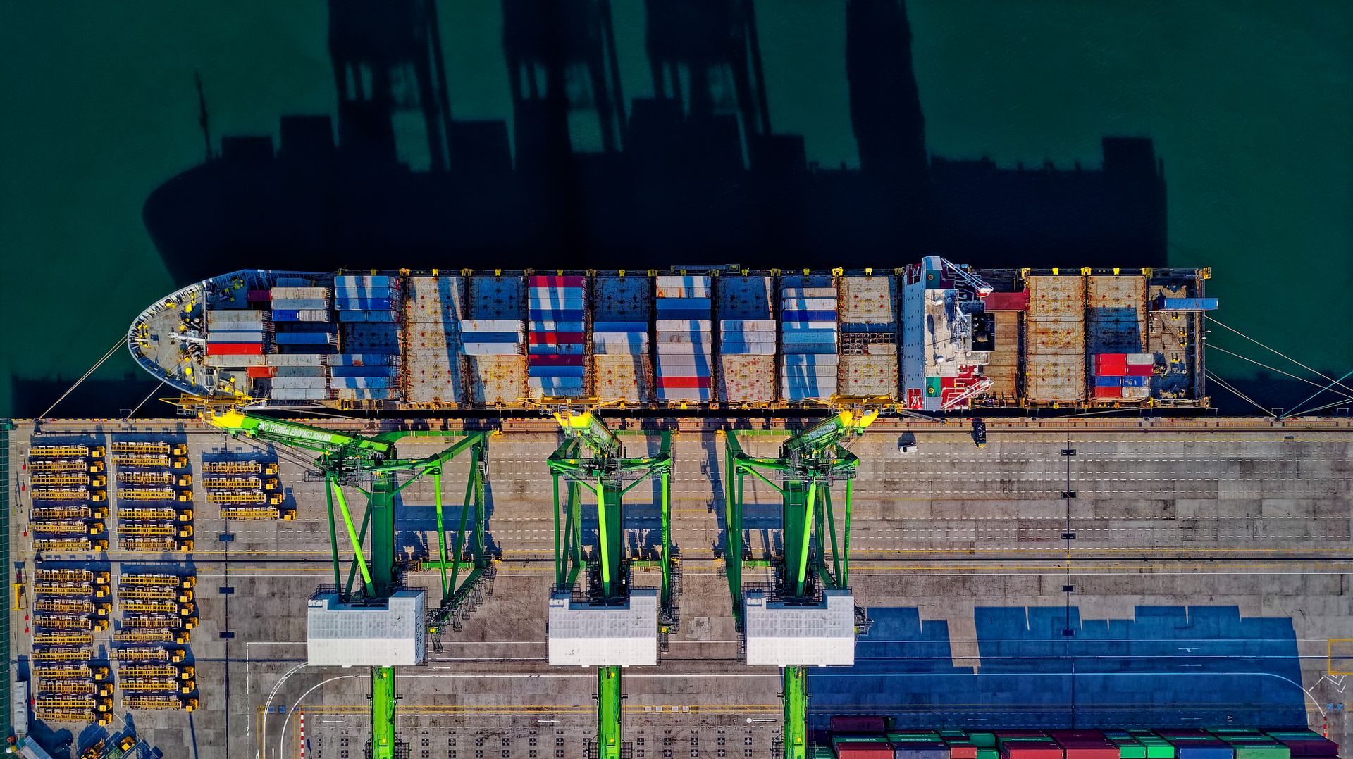 Navio porta-contêineres atracado sendo carregado